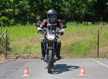 Un cours de moto de Saint-Cup Formations, auto-école à Saint-Cyprien (24)