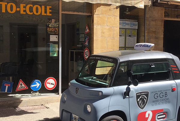une voiturette prête à être utilisée pour des cours de permis de conduire à Saint-Cyprien (24)