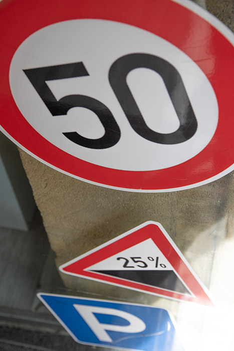 Des panneaux de signalisation pour inciter à contacter l'auto-école Saint Cyp Formations à Saint-Cyprien (24)