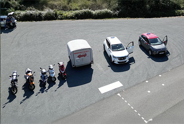 Alignement de voitures et motos pour illustrer une formation passerelle permis B vers 125 Saint-Cyprien 24