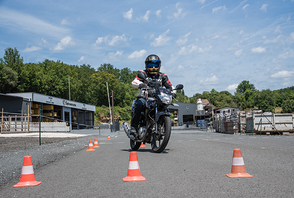 Exercice de slalom pendant une formation moto à Saint-Cyprien (24)