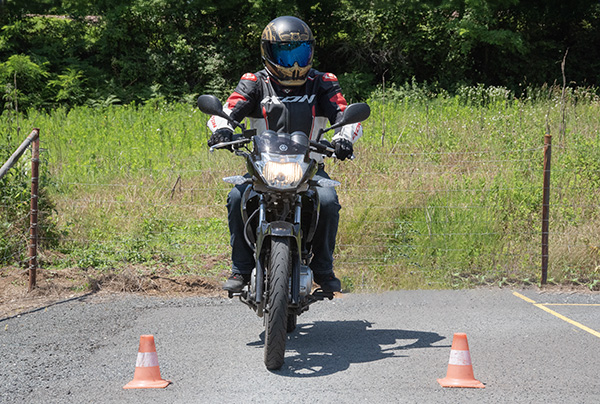 un motard pendant une formation moto à Saint-Cyprien (24)